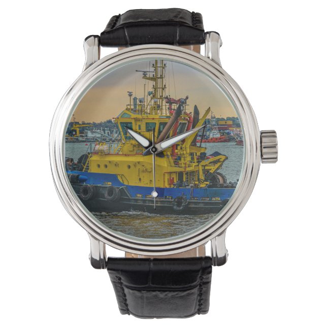 Montre Tugboat sailing at river, montevideo, uruguay (devant)