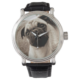 Montre Un carlin avec sa tête intitulée au côté