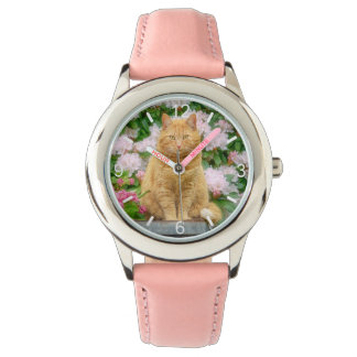 Montre Un chat orange dans un jardin aux fleurs de printe