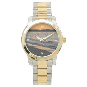 Montre Un coucher de soleil sur la route