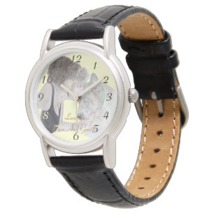 Montre Un dessin tendre et aimant de fille embrasser akit