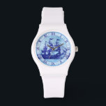 Montre Vieux navire et carte Blue nautique<br><div class="desc">Cette montre à thème nautique d'apparence antique a un navire à voile vintage bleu tacheté / grand navire avec gréement et trois mâts, quelques drapeaux (un couple de drapeaux américains) et une image de carte ancienne et triste. Les numéros de montre sont faits en chiffres romains bleu foncé sur un...</div>