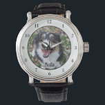 Montre Votre Chien Personnalisé Photo Mignonne Propriétai<br><div class="desc">Personnalisez avec la photo de votre chien sur cette montre personnalisée du propriétaire de l'animal et customisez avec leur nom au bas. Un beau cadeau personnalisé de montre-bracelet pour un chien ou un chat pour immortaliser son amour. Bordé en blanc avec des chiffres noirs.</div>