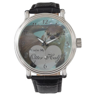 Montre Votre loup à moitié Brown nage de la rivière Ot