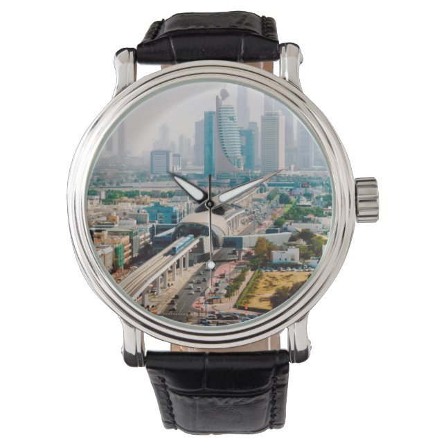 Montre Vue de la ligne de métro et des gratte-ciel de la  (devant)