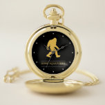 Montres De Poche Grand Squatchin allé par pied drôle Sasquatch<br><div class="desc">Cadeau d'amusement pour n'importe qui. Pour changer la couleur du Bigfoot,  pressez simplement la personnaliser il bouton et choisissez n'importe quelle couleur.</div>