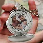 Montres De Poche Papa Première Fête des pères Photo personnalisée<br><div class="desc">Montre de poche photo avec texte personnalisé entièrement modifiable et votre photo préférée. Le libellé actuel dit "première fête des pères comme papa à [nom[ ・ 20##" et vous pouvez customiser ceci comme vous le souhaitez. Un beau cadeau de gardien pour toute occasion et un fait comme une montre de...</div>