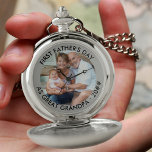 Montres De Poche Première Fête des pères Grand Papi Photo personnal<br><div class="desc">Montre de poche photo avec texte personnalisé entièrement modifiable et votre photo préférée. Le libellé actuel dit "première fête des pères en tant qu'arrière grand-père ・ 20##" et vous pouvez customiser ceci comme vous le souhaitez. Un beau cadeau de gardien pour toute occasion et un fait comme une montre de...</div>