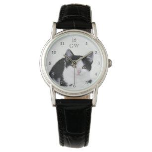 Montres noires et blanches réfléchies