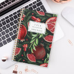 Moody Botanical Pomegranate Motif Monogramme 2024<br><div class="desc">Personnalisez ce planificateur avec votre nom en italique vert foncé encadré d'un rectangle blanc,  sur un motif botanique moody de grenade rouge et feuillage vert sur un arrière - plan vert foncé.</div>