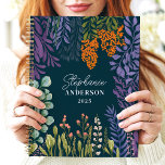Moody Tropical Botanical Floral Nom personnalisé<br><div class="desc">Ce magnifique design présente un agencement botanique luxuriant de feuillage et de fleurs éclatantes dans les tons violet, orange, vert et crème, dressé contre un riche arrière - plan turquoise. Le nom et l'année personnalisés apportent une touche raffinée, ce qui en fait un lieu idéal pour les étudiants, les professionnels...</div>