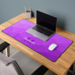 Motif à maille géométrique lavande violette<br><div class="desc">Monogramme Personnalisez avec votre initiale et votre nom personnalisés. Tapis de bureau cool unique pour son bureau,  sa chambre,  son travail,  sa salle de jeux.. Motif géométrique à maille de lavande mauve dégradé. Design moderne subtil Elégant et cool Triangle dégradé de maillage géométrique.</div>