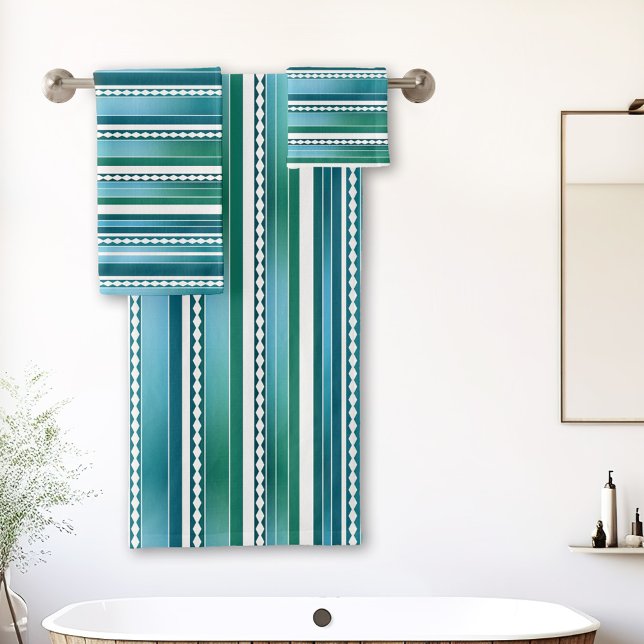 Motif Abstrait à rayures bleu turquoise (Bathroom towel set with an abstract artistic stripe pattern in teal blue and green with white.)