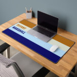 Motif Brown et Bleu<br><div class="desc">Mettez à niveau votre espace de travail avec le Motif de bureau Brown et Blue Stripes. Dotée d'un design rayé classique dans un bleu foncé et marron, cette natte de bureau offre une surface lisse pour votre clavier et votre souris tout en ajoutant une touche sophistiquée et moderne à votre...</div>