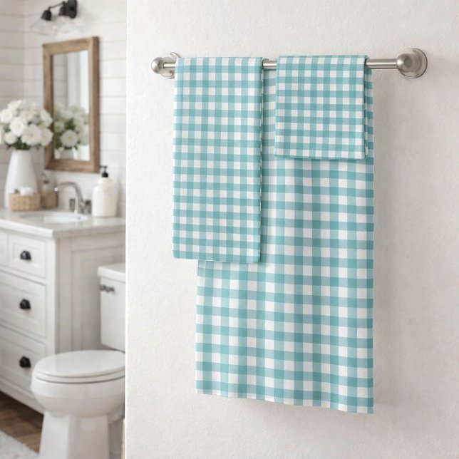 Motif carreaux gingham sarcelle et blanc (A towel set featuring a teal and white gingham plaid pattern.)