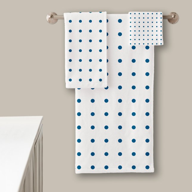 Motif classique à pois bleus sur fond blanc (Blue Polka Dot Pattern on White Bath Towel Set in situ)