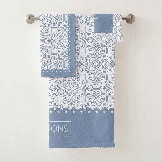 Motif damassé blanc bleu foncé, bordures de pétonc (En situation)