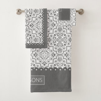 Motif damassé gris et blanc, bordures de pétoncles