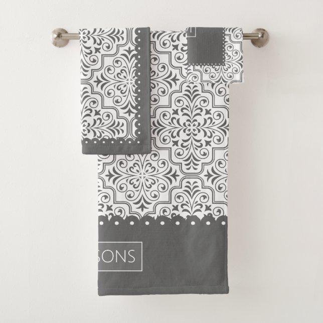 Motif damassé gris et blanc, bordures de pétoncles (En situation)