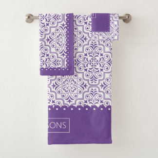 Motif damassé violet et blanc, bordures de pétoncl