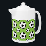 Motif de balle de football de dessin<br><div class="desc">Un motif classique de football en noir et blanc en arrière - plan vert.</div>