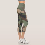 Motif de Camouflage de Woodland Leggings de Capri<br><div class="desc">Faites de l'exercice avec style avec ces légendes de camouflage de bois. Le design se compose d'une impression de camo dans les tons vert,  tan,  marron et noir avec un bandeau kaki. Conçu par l'artiste ©Susan Coffey.</div>