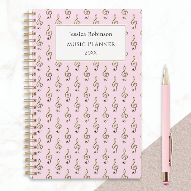 Motif de Clé de Sol Élégant Rose Thème Musical (A pink planner with faux gold treble clefs pattern, personalized with name, planner title and year)