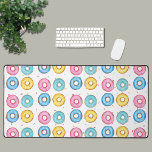 Motif de donut<br><div class="desc">Ce tapis de bureau amusant est décoré d'un beignet motif de beignets rose, bleu, turquoise et jaune sur un arrière - plan coloré arrosé. Parfait pour votre amant préféré des beignes ! Oignons d'aquarelle d'origine © Michele Davies.</div>