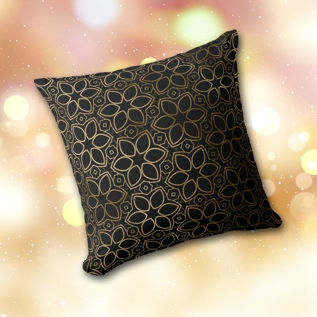 Motif de fleur d'or sur oreiller à lancer noir (Créateur téléchargé)