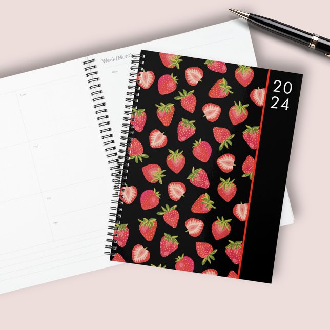 Motif de fruits de fraise (Cute strawberry planner with juicy red strawberries on black background. Customise the year text.)