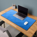 Motif de maillage géométrique dégradé bleu clair<br><div class="desc">Tapis de bureau cool unique pour son bureau,  sa chambre,  son travail,  sa grotte,  sa salle de jeux.. Motif de maillage géométrique dégradé bleu clair. Maille géométrique triangulaire avec dégradé bleu foncé.</div>