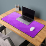 Motif de maillage géométrique dégradé de lavande v<br><div class="desc">Tapis de bureau cool unique pour son bureau,  sa chambre,  son travail,  sa salle de jeux.. Maillage géométrique triangulaire avec dégradé sombre de lavande violet rose clair à foncé.</div>