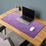 Motif de maillage géométrique dégradé de lavande v<br><div class="desc">Tapis de bureau cool unique pour son bureau,  sa chambre,  son travail,  sa salle de jeux.. Maille géométrique triangulaire avec dégradé d'ombre de lavande violet clair à foncé.</div>