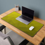 Motif de maillage géométrique dégradé jaune<br><div class="desc">Tapis de bureau cool unique pour son bureau,  sa chambre,  son travail,  sa salle de jeux.. Maille géométrique triangulaire avec dégradé d'ombre clair à jaune foncé.</div>