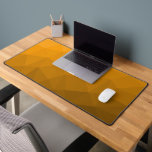 Motif de maillage géométrique dégradé orange<br><div class="desc">Tapis de bureau cool unique pour son bureau,  sa chambre,  son travail,  sa salle de jeux.. Maille géométrique triangulaire avec dégradé clair à orange foncé.</div>