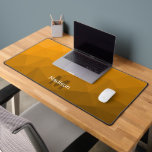 Motif de maillage géométrique orange monogramme<br><div class="desc">Personnalisez votre monogramme avec votre initiale et votre nom personnalisés. Tapis de bureau unique et cool pour son bureau,  sa chambre,  son travail,  sa salle de jeu.. 
Motif de maillage géométrique à dégradé orange. Design moderne subtil Dégradé géométrique triangulaire élégant et cool.</div>