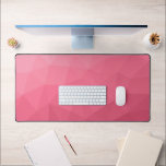 Motif de maillage géométrique rose rose clair<br><div class="desc">Tapis de bureau cool unique pour son bureau,  sa chambre,  son travail,  sa salle de jeux.. Maille géométrique triangulaire avec dégradé clair à foncé rose clair.</div>