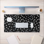 Motif de Parties scintillant noir et argent<br><div class="desc">Des points modernes et tendance de parties scintillant faux argent brillent sur ce tablette de bureau noir classique qui dispose d'un monogramme personnalisé de trois lettres et garde votre espace de travail personnalisé et glamour.</div>