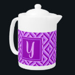 Motif diamant à trois tons violet monogramme<br><div class="desc">Brûlez votre thé dans cette théière Motif à trois tons de diamant violet de Monogramme. Il dispose d'un motif en diamant géométrique dans trois tons de violet avec une initiale en violet clair contre un carré violet foncé. Personnalisez-le avec votre initial. Une excellente idée cadeau pour les amateurs de thé...</div>