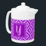 Motif diamant à trois tons violet monogramme<br><div class="desc">Brûlez votre thé dans cette théière Motif à trois tons de diamant violet de Monogramme. Il dispose d'un motif en diamant géométrique dans trois tons de violet avec une initiale en violet clair contre un carré violet foncé. Personnalisez-le avec votre initial. Une excellente idée cadeau pour les amateurs de thé...</div>
