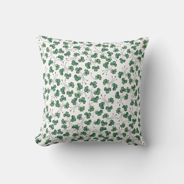 Motif écervelé de shamrocks verts sur le coussin (Recto)