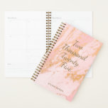 Motif en marbre doré moderne Blush Nom de fille<br><div class="desc">Restez chic et organisé avec ce motif en marbre doré moderne et démodé petit planificateur, parfait pour la planification sur le pouce! Le design luxueux en marbre doré et doux ajoute une touche féminine et élégante, tandis que la taille compacte facilite le transport partout. Personnalisez-le avec votre nom pour un...</div>