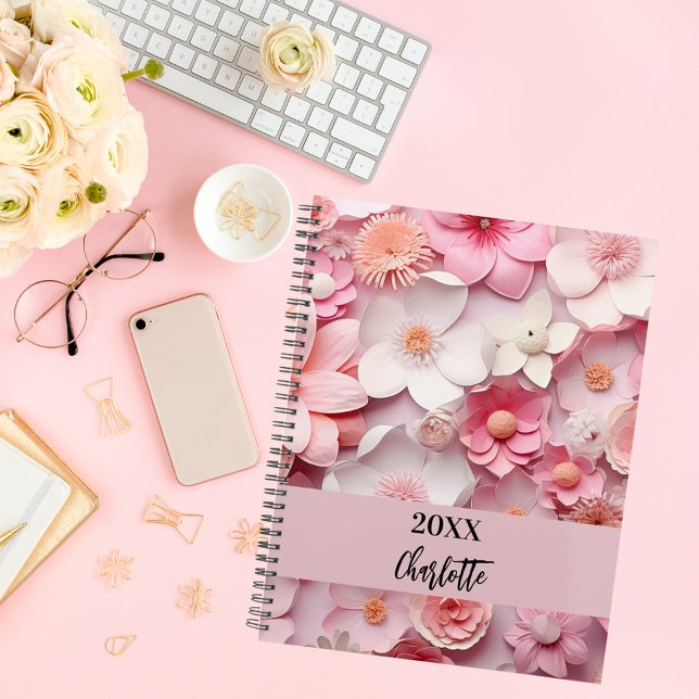 Motif floral blanc rose nom script 2027 (Créateur téléchargé)