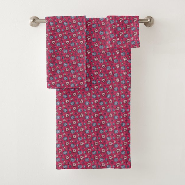 Motif floral suspendu contre un mur blanc (Créateur téléchargé)
