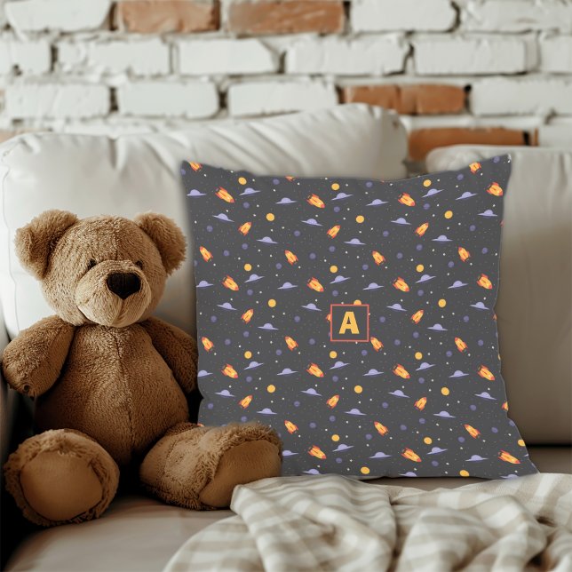 Motif galaxie oreiller jaune gris avec nom (Galaxy pattern yellow gray name Throw Pillow.)