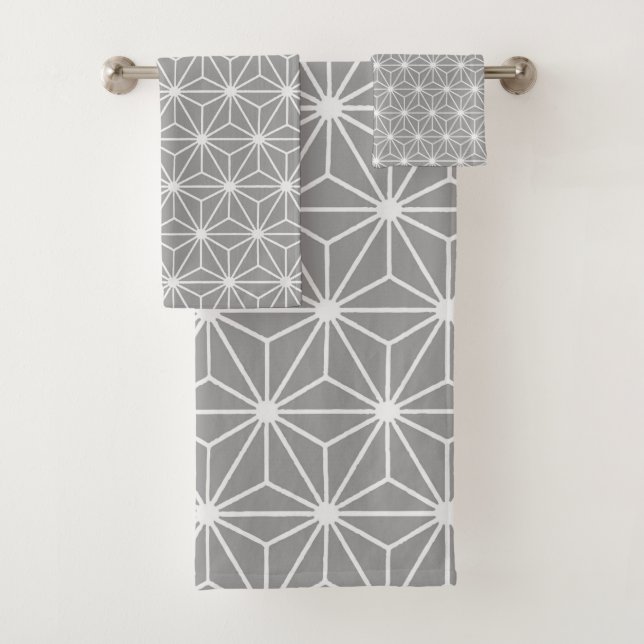 Motif géométrique de triangle isocèle d'étain (En situation)