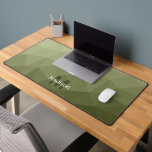 Motif géométrique en maille vert de l'armée monogr<br><div class="desc">Tapis de bureau à motif géométrique en maille vert de l'armée monogrammé. 
Personnalisez avec vos initiales et nom personnalisés. Tapis de bureau unique et cool pour son bureau,  chambre,  travail,  repaire,  salle de jeux.. 
Dégradé vert de l'armée motif géométrique en maille triangles ombre. Teinte vert olive clair pour soldat.</div>