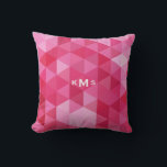 Motif géométrique rose Coussin<br><div class="desc">Coussin personnalisable avec un dégradé d'un motif triangles géométriques rose. Ce coussin monogramme moderne sera un parfait accent pour toutes les chambres.</div>