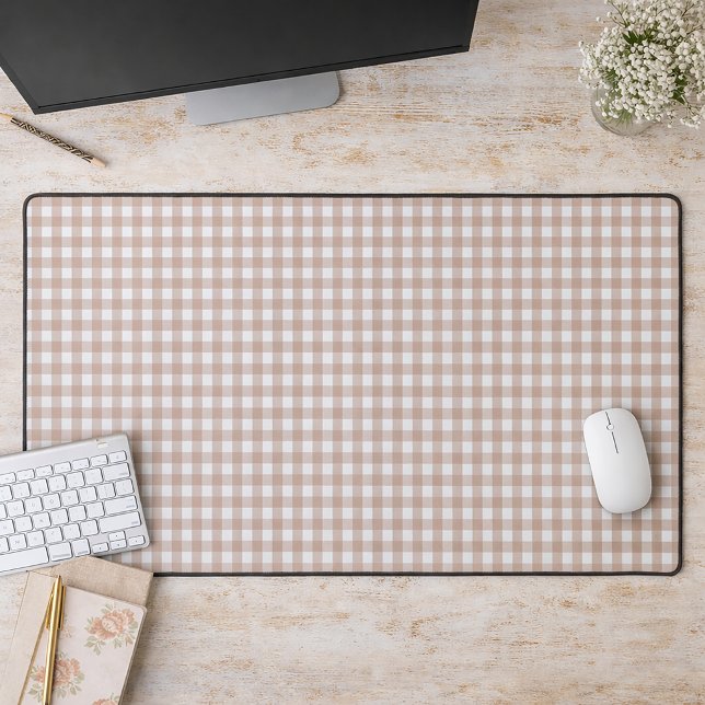 Motif Gingham Rose et Blanc (A desk mat done in pink & white gingham.)