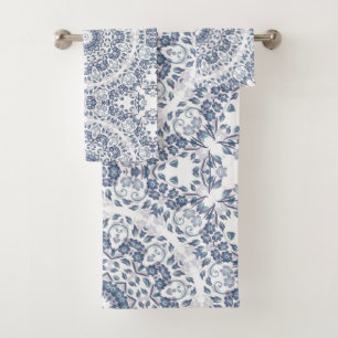 Motif mandala floral blanc bleu poussiéreux